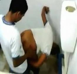 Leke socando a pica na novinha no banheiro do colégio