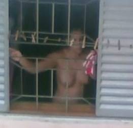 Flagrando a vizinha gostosona se trocando pela janela