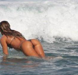 Que tal pegar uma onda com essas gatas do surf?