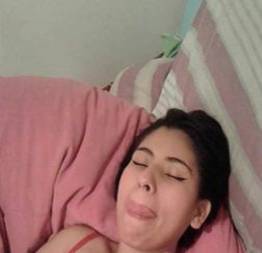 Lambida gostosa na buceta da irmã virgem pela primeira vez