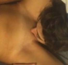 Novinha amadora sentou com a bucetinha na boca do priminho virgem e botou ele pr