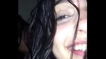 Sortudo comendo duas meninas novinhas