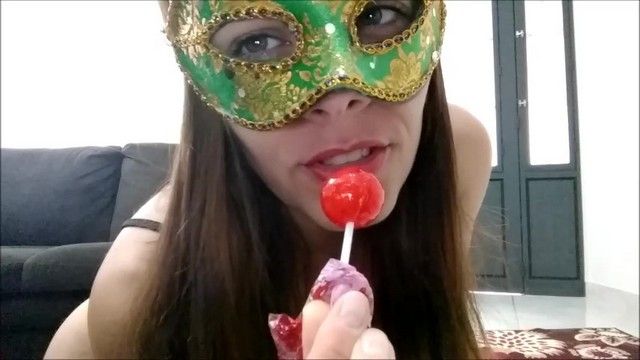 Raquel brincando com um pirulito na buceta - Raquel Exibida-A maior exibicionista do Brasil