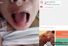 Novinha ao vivo na cam dizendo que tá com fome e pede pra alguém gozar na boca dela