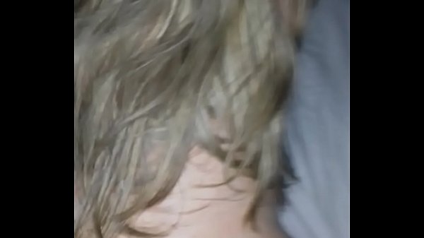 Loira casada libera o cu para vizinho novinho sem camisinha. Vizinho soca forte sem parar no cuzinho da safada casada. - xvideosbr