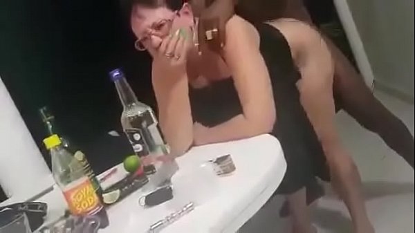 Negao fode coroa em social enquanto amiga filma a socada