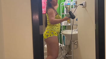 Mi cuñada quiere verga aprobecho que mi novia se fue a la universidad para culiarme a mi cuñada en el baño