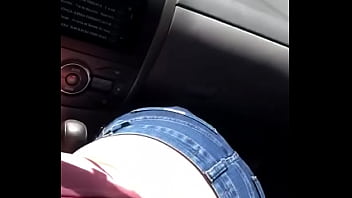 Loirinha mamando no carro