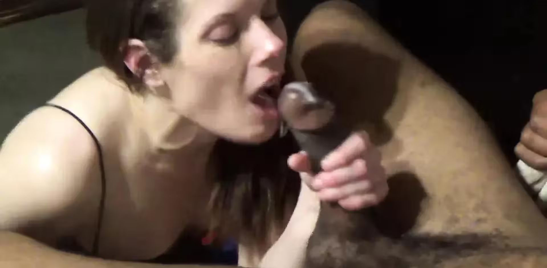 Esposa Braquinha Dona de casa engolindo leitinho