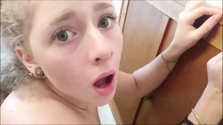 Pegando a novinha de jeito comendo o cu rosa dela