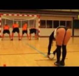 Mulheres ajudam jogadores