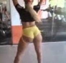 Gostosa dançando funk de shortinho amarelo