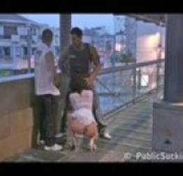 Morena putinha fazendo uma chupeta pra 2 em local publico