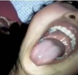Novinha moreninha engolindo toda a porra