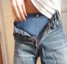 Gostoso soltando leite no banheiro