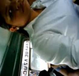 Roçando o pau na novinha no ônibus