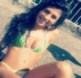 Novinha tem uma bundinha muito gostosa toda empinadinha