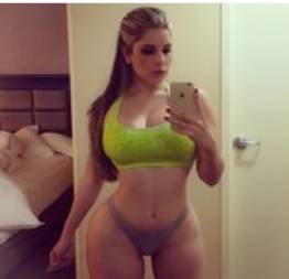 Loiraça espetacular dando a buceta deliciosa