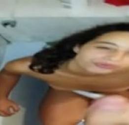 Novinha fez cara feia mas engoliu toda porra