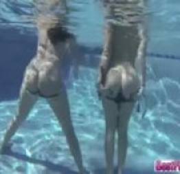 Festa na piscina na casa das primas