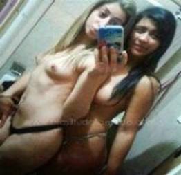 Duas novinhas fazendo putaria sozinhas em casa