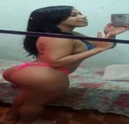 Morena amadora mamando pica dentro do carro do namorado