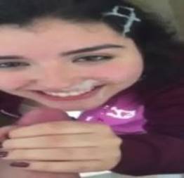 Colocou a novinha pra mamar na piroca e gozou na cara