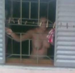 Moleque sacana flagrou a vizinha gostosona se trocando