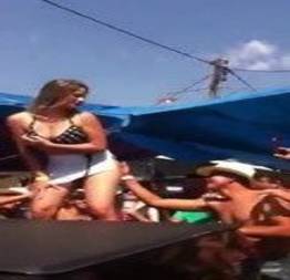 Brigou com namorado depois subiu no palco para provocar ciúmes pra ele