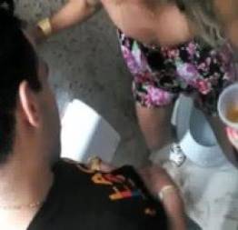 Flagra amador de puta bebada chupando pau do namorado no banheiro da balada