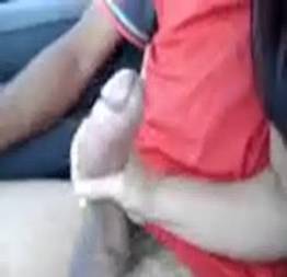 Casada mamando no amigo do corno dentro do carro | flagras amadores brasileiros