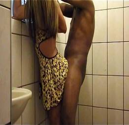 Pegando a vizinha casada de jeito no banheiro dela