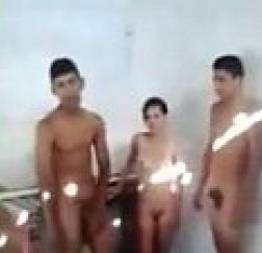 Novinha da favela fudendo com dois  - novinhas fudendo