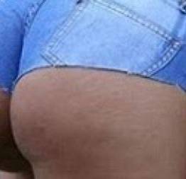 Mordendo o shortinho!