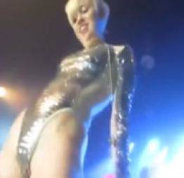 Miley cyrus deixou fãs colocarem as mãos em sua pepeka - yes porno grátis