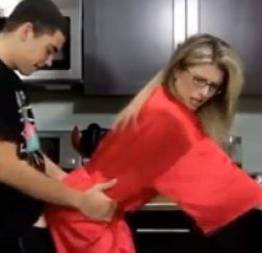 Genro comendo a sogra gostosa loira na cozinha - xvidios pornÃ´ grátis