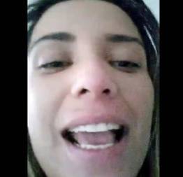 Amadora cavalona gostosa se exibindo seus peitos siliconados