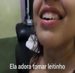 Ela adora tomar leitinho quente goza na boquinha dela