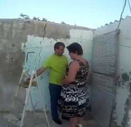 Flagra real de pedreiro comendo a patroa na obra