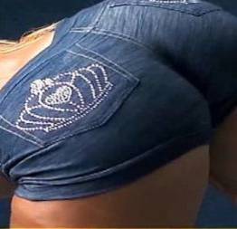 Mulher jaca de shortinho jeans - novinha de shortinho
