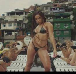 Anitta em novo clipe com biquíni de fita