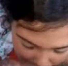 Novinha safadinha aparece pagando um delicioso boquete no namorado