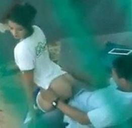 Flagrante novinha safadinha liberou seu cuzinho de quatro atras da escola