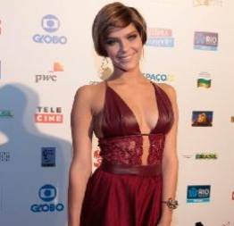 Isabella santoni dando mole em seriado