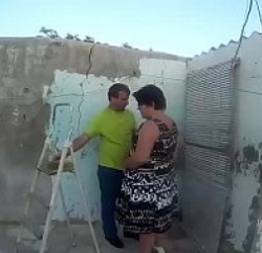 Flagra real de pedreiro comendo a patroa na obra