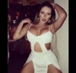 Loiraça sexy provocando a galera no baile funk