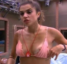 Paula barbosa pagando peitinho ao trocar de roupa no bbb 18