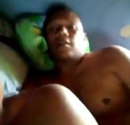 Casal da roça gravando vídeo caseiro amador