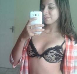 Novinha sapeca mandou nudes para os grupo do whatsap peladinha em frente do espelho