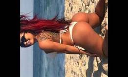 Ruiva tatuada fazendo um boquete pro parceiro